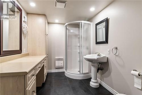 87 Chiasson, Dieppe, NB - Indoor Photo Showing Bathroom