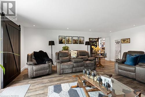 408082 Grey 4 Road, Maxwell, ON - Indoor Photo Showing Living Room