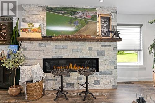 408082 Grey 4 Road, Grey Highlands, ON - Indoor Photo Showing Living Room With Fireplace