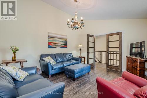 083515 Southgate Road 8, Southgate, ON - Indoor Photo Showing Living Room