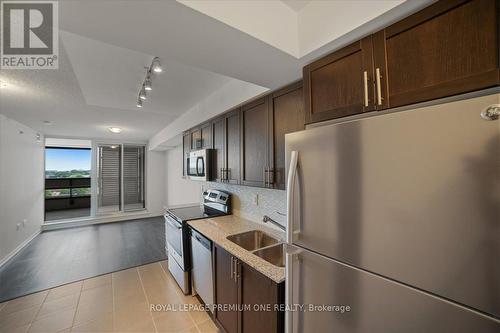 537 - 830 Lawrence Avenue W, Toronto (Yorkdale-Glen Park), ON - Indoor Photo Showing Kitchen With Double Sink