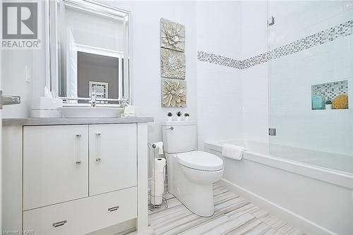 12 Cobblestone Drive, St. Davids, ON - Indoor Photo Showing Bathroom