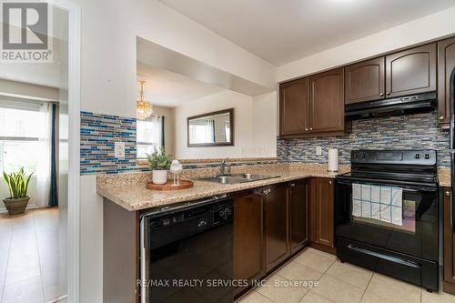 39 Vanhorne Close, Brampton (Northwest Brampton), ON - Indoor Photo Showing Kitchen With Double Sink