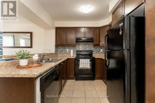 39 Vanhorne Close, Brampton (Northwest Brampton), ON - Indoor Photo Showing Kitchen With Double Sink