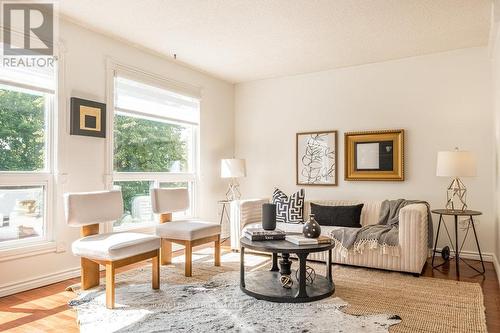 22 - 1155 Paramount Drive, Hamilton (Stoney Creek Mountain), ON - Indoor Photo Showing Living Room