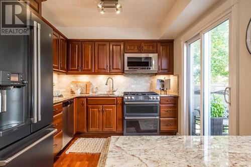 22 - 1155 Paramount Drive, Hamilton (Stoney Creek Mountain), ON - Indoor Photo Showing Kitchen With Upgraded Kitchen