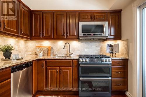 22 - 1155 Paramount Drive, Hamilton (Stoney Creek Mountain), ON - Indoor Photo Showing Kitchen With Upgraded Kitchen