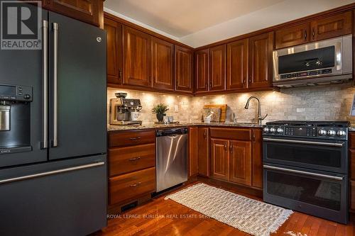 22 - 1155 Paramount Drive, Hamilton (Stoney Creek Mountain), ON - Indoor Photo Showing Kitchen