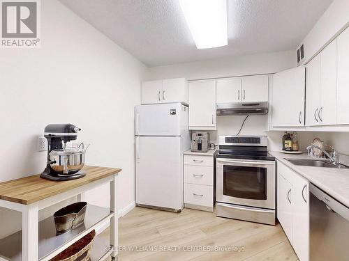 1701 - 75 Graydon Hall Drive, Toronto (Parkwoods-Donalda), ON - Indoor Photo Showing Kitchen