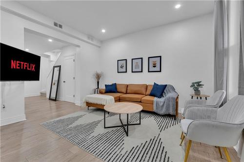 237 West Avenue N, Hamilton, ON - Indoor Photo Showing Living Room