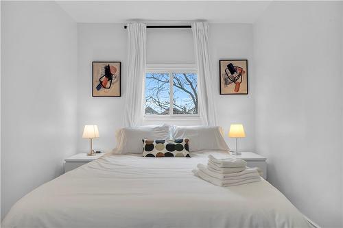 237 West Avenue N, Hamilton, ON - Indoor Photo Showing Bedroom