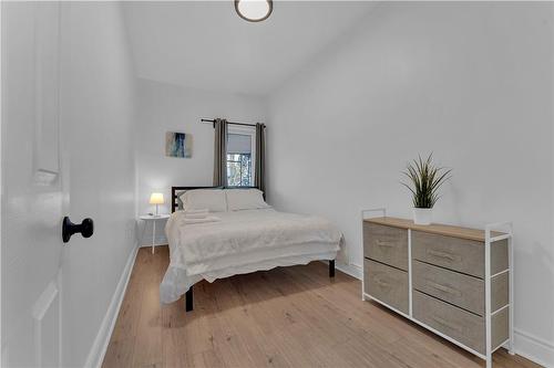 237 West Avenue N, Hamilton, ON - Indoor Photo Showing Bedroom