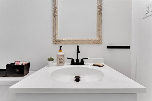 237 West Avenue N, Hamilton, ON - Indoor Photo Showing Bathroom