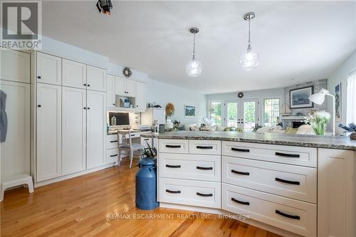 63 Forestgate Drive, Hamilton (Fessenden), ON - Indoor Photo Showing Kitchen With Upgraded Kitchen