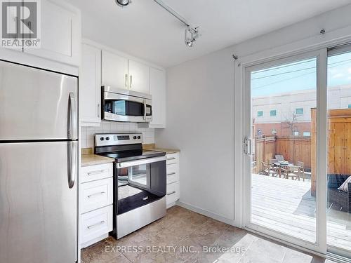 18 - 1666 Queen Street E, Toronto (Woodbine Corridor), ON - Indoor Photo Showing Kitchen With Stainless Steel Kitchen