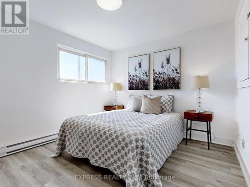 18 - 1666 Queen Street E, Toronto (Woodbine Corridor), ON - Indoor Photo Showing Bedroom