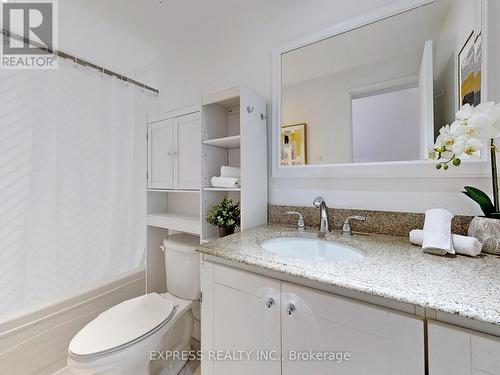 18 - 1666 Queen Street E, Toronto (Woodbine Corridor), ON - Indoor Photo Showing Bathroom