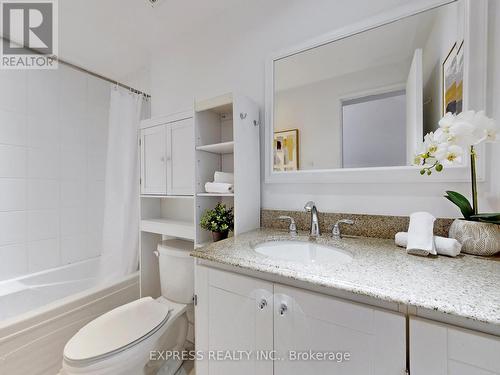 18 - 1666 Queen Street E, Toronto (Woodbine Corridor), ON - Indoor Photo Showing Bathroom