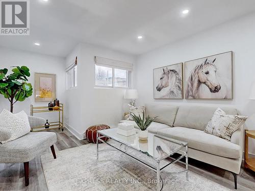 18 - 1666 Queen Street E, Toronto (Woodbine Corridor), ON - Indoor Photo Showing Living Room