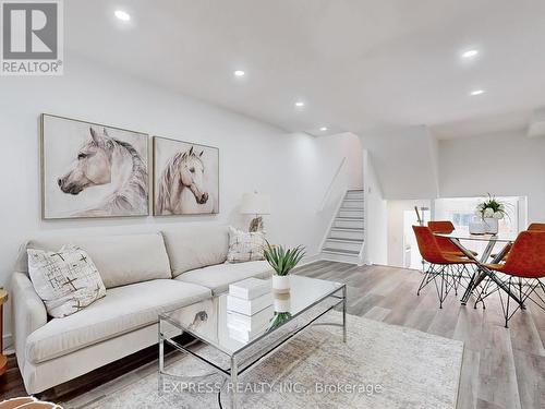 18 - 1666 Queen Street E, Toronto (Woodbine Corridor), ON - Indoor Photo Showing Living Room