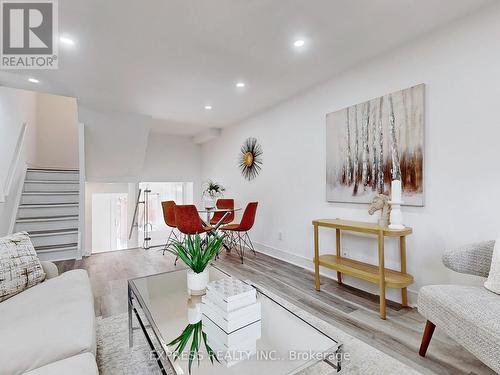 18 - 1666 Queen Street E, Toronto (Woodbine Corridor), ON - Indoor Photo Showing Living Room