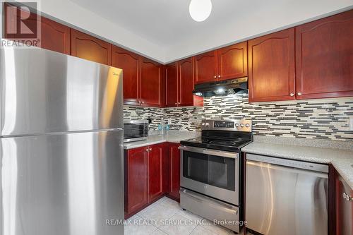 22 Tanasi Road, Brampton (Credit Valley), ON - Indoor Photo Showing Kitchen