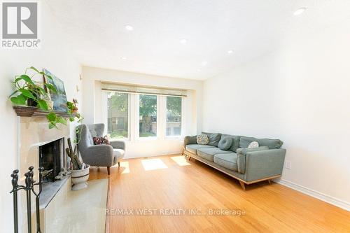 72 - 7080 Copenhagen Road, Mississauga (Meadowvale), ON - Indoor Photo Showing Living Room