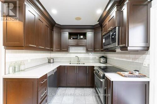 72 - 7080 Copenhagen Road, Mississauga (Meadowvale), ON - Indoor Photo Showing Kitchen With Double Sink With Upgraded Kitchen