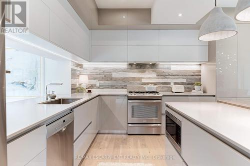 3362 Guildwood Drive, Burlington (Roseland), ON - Indoor Photo Showing Kitchen With Upgraded Kitchen