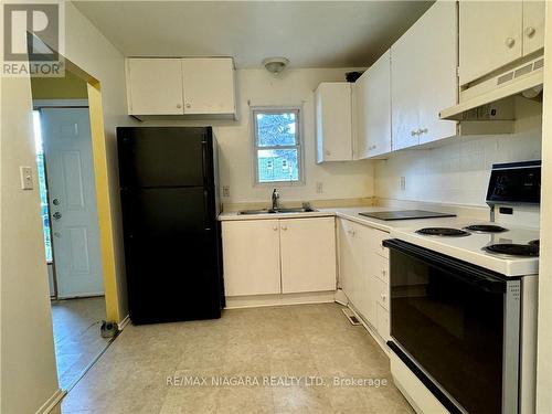 58 - 131 Rockwood Avenue, St. Catharines, ON - Indoor Photo Showing Kitchen With Double Sink