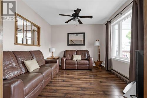 62 Pine Street, Cornwall, ON - Indoor Photo Showing Living Room