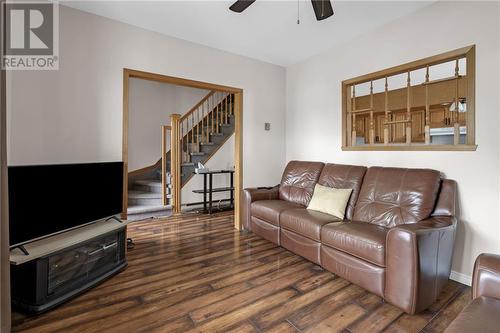 62 Pine Street, Cornwall, ON - Indoor Photo Showing Living Room