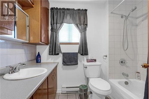 62 Pine Street, Cornwall, ON - Indoor Photo Showing Bathroom