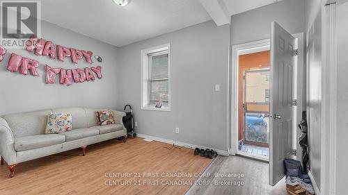 387 Horton Street E, London, ON - Indoor Photo Showing Living Room