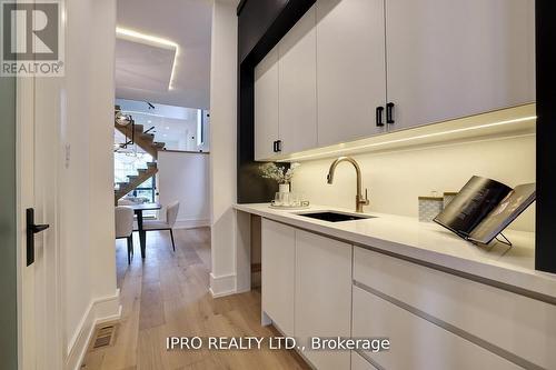 2556 Glengarry Road, Mississauga (Erindale), ON - Indoor Photo Showing Kitchen