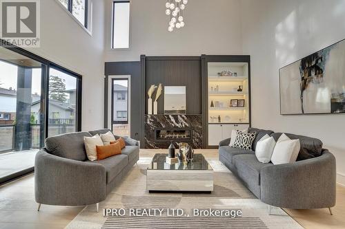 2556 Glengarry Road, Mississauga (Erindale), ON - Indoor Photo Showing Living Room