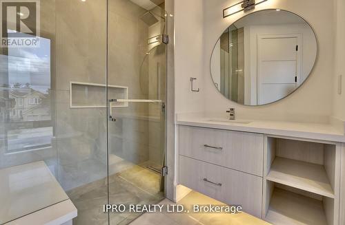 2556 Glengarry Road, Mississauga (Erindale), ON - Indoor Photo Showing Bathroom