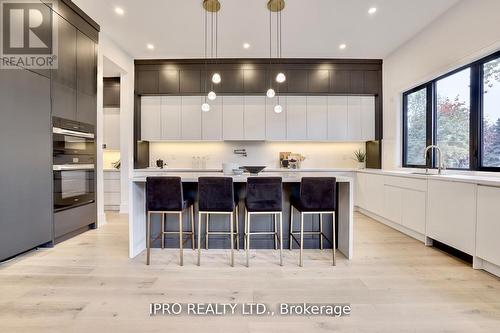 2556 Glengarry Road, Mississauga (Erindale), ON - Indoor Photo Showing Kitchen With Upgraded Kitchen