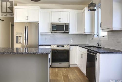 608 Weir Crescent, Warman, SK - Indoor Photo Showing Kitchen With Stainless Steel Kitchen With Upgraded Kitchen