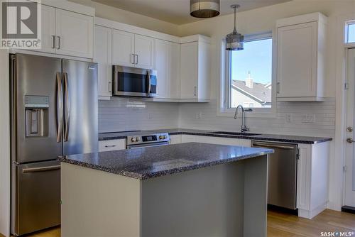 608 Weir Crescent, Warman, SK - Indoor Photo Showing Kitchen With Stainless Steel Kitchen With Upgraded Kitchen