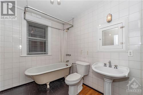 18 Carlyle Avenue, Ottawa, ON - Indoor Photo Showing Bathroom