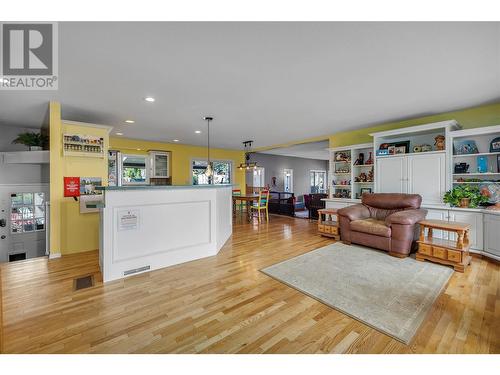 4302 Hazell Road, Kelowna, BC - Indoor Photo Showing Living Room