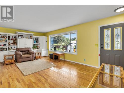 4302 Hazell Road, Kelowna, BC - Indoor Photo Showing Living Room