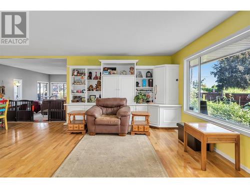 4302 Hazell Road, Kelowna, BC - Indoor Photo Showing Living Room