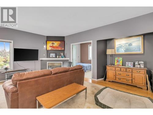 4302 Hazell Road, Kelowna, BC - Indoor Photo Showing Living Room