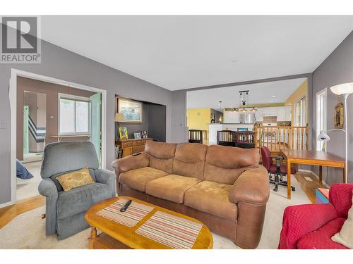 4302 Hazell Road, Kelowna, BC - Indoor Photo Showing Living Room