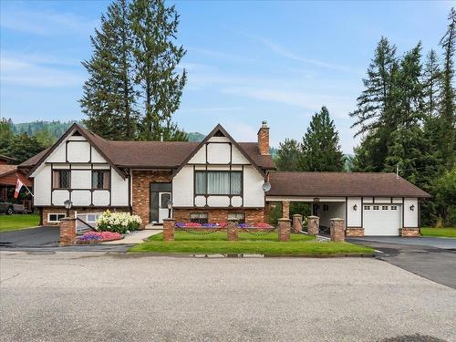 1731 Barrett Drive, Fruitvale, BC - Outdoor With Facade