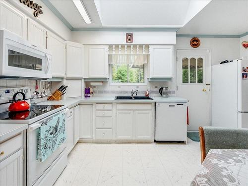 1731 Barrett Drive, Fruitvale, BC - Indoor Photo Showing Kitchen With Double Sink