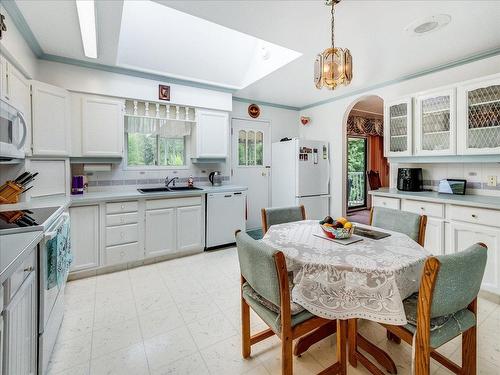 1731 Barrett Drive, Fruitvale, BC - Indoor Photo Showing Kitchen With Double Sink