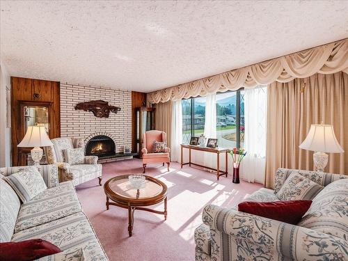 1731 Barrett Drive, Fruitvale, BC - Indoor Photo Showing Living Room With Fireplace